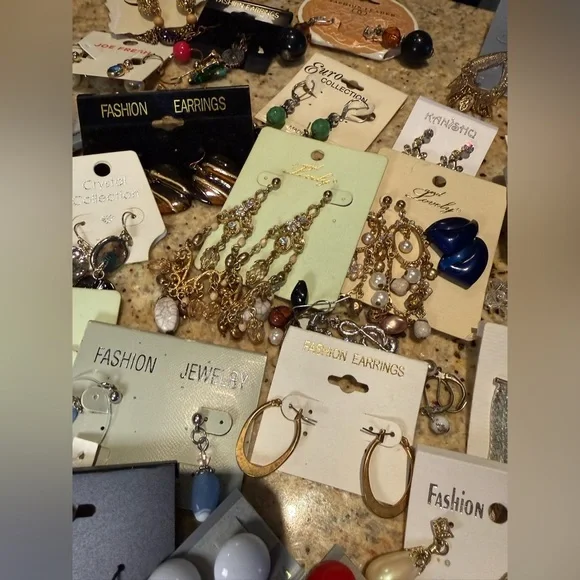 Variety of vintage costume jewelry - Earrings - Picture 14 of 16